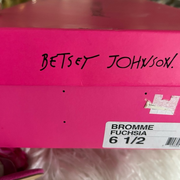 Beautiful fuchsia Betsy Johnson high heels  with roses - Picture 4 of 6